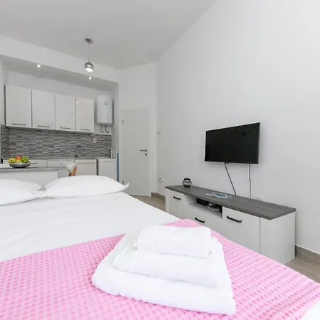 For 2, Wi-fi, Kitchenette, Public Parking, Private Entrance * Split