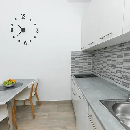 For 2, Wi-fi, Kitchenette, Public Parking, Private Entrance *