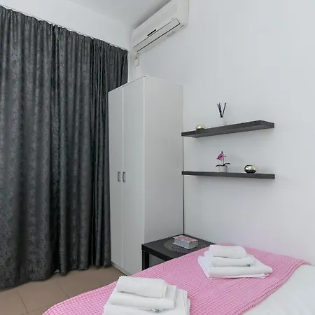 For 2, Wi-fi, Kitchenette, Public Parking, Private Entrance