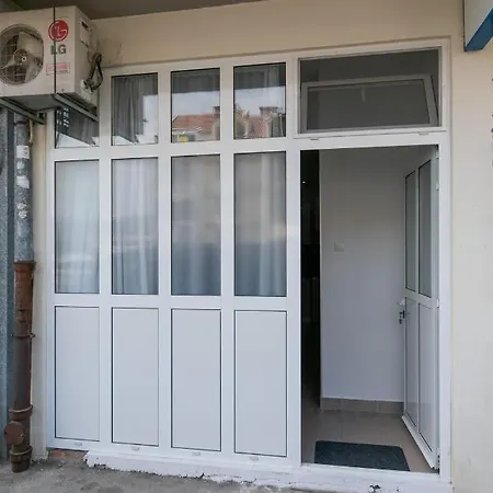 For 2, Wi-fi, Kitchenette, Public Parking, Private Entrance Split