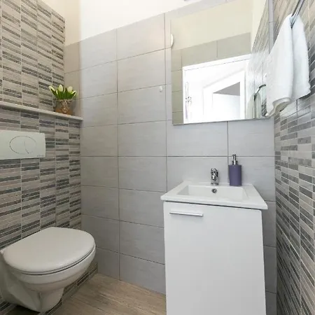 For 2, Wi-fi, Kitchenette, Public Parking, Private Entrance * Split